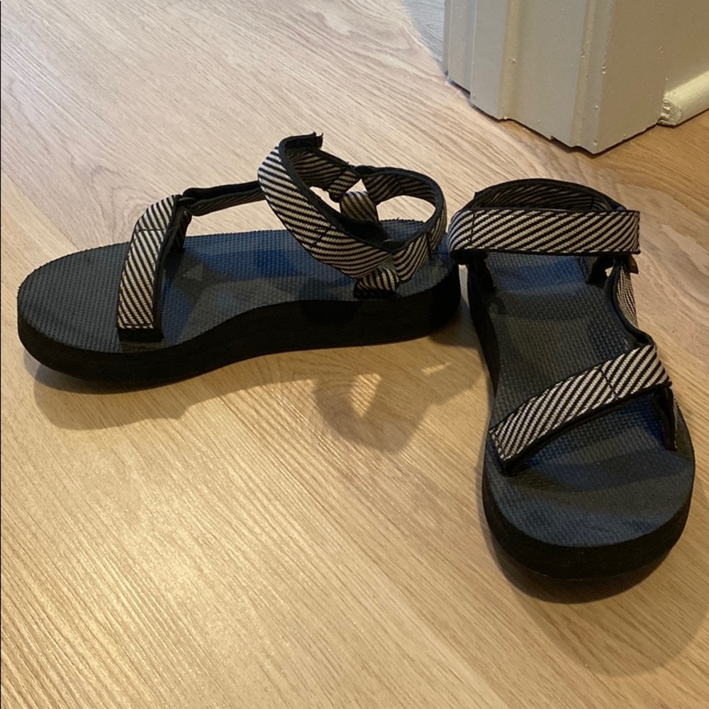 Teva women’s mid form universal sandal